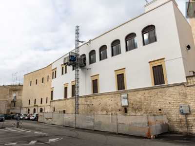 ...e, sulla destra, con una porzione intonacata caratterizzata da finestre e aperture ad arco pi� recenti